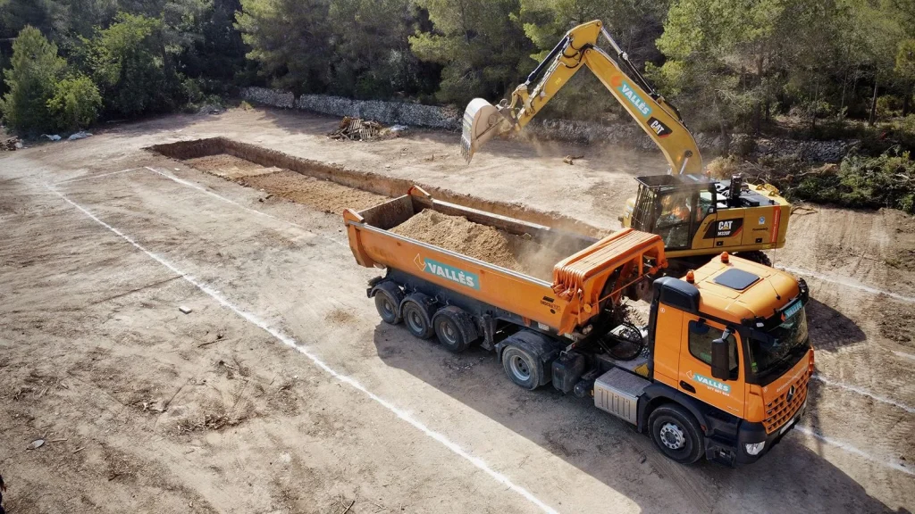 Excavadora carregant un camió a l'obra